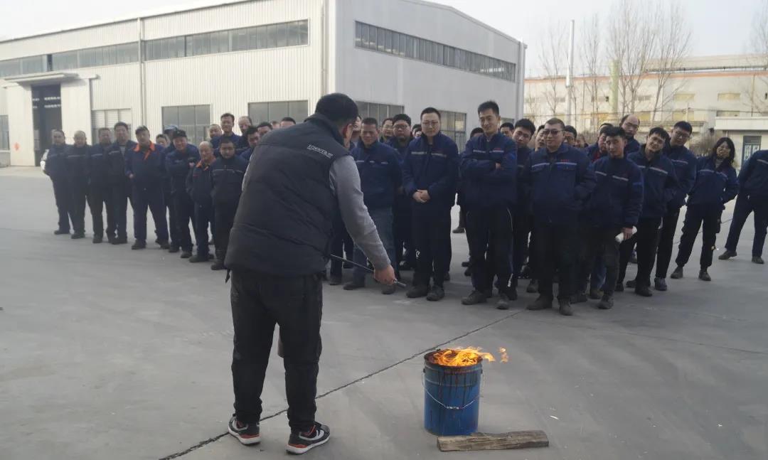 Security officer Chen Hongxin demonstrates how to use it